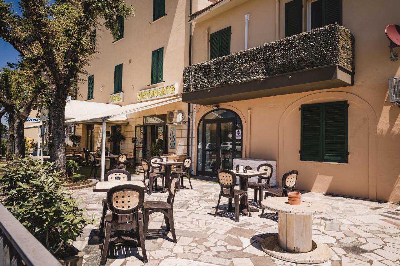 Hotel The Flash - Venturina Terme Bagian luar foto